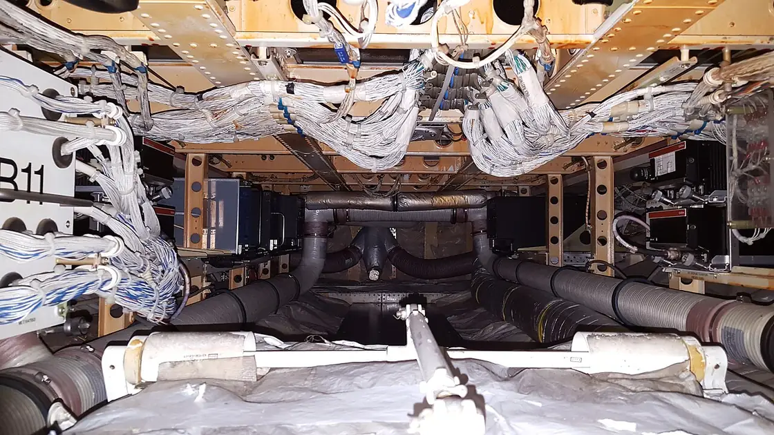 Avionics bay with wiring bundles and connectors in an aircraft