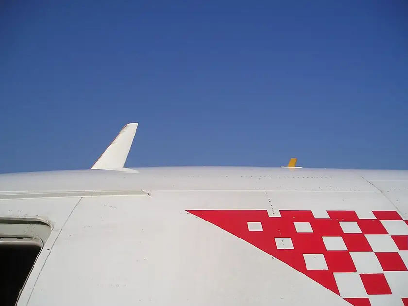 Antenna mounted on the upper fuselage of an aircraft